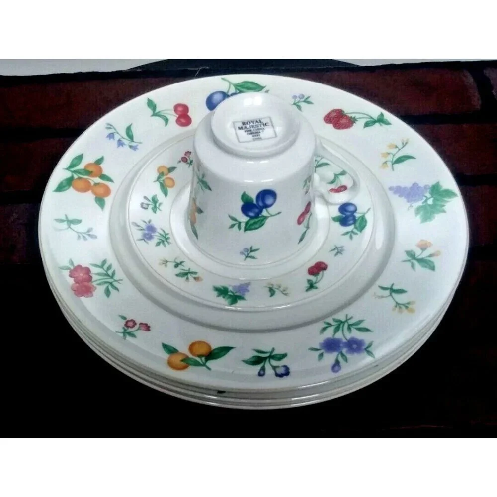 ROYAL MAJESTIC CHELSEA FINE CHINA 3 Dinner plates 1 cup 1 saucer 8432 Beautiful